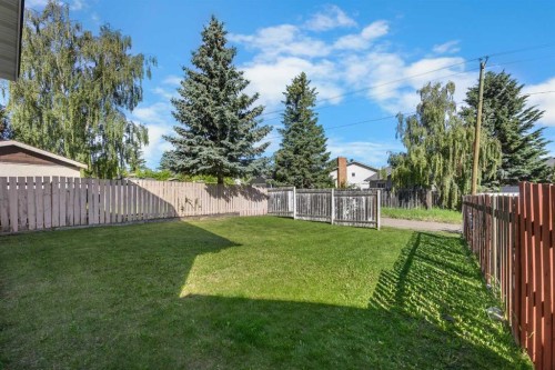 28 Sandstone Hill Nw, Calgary, AB 