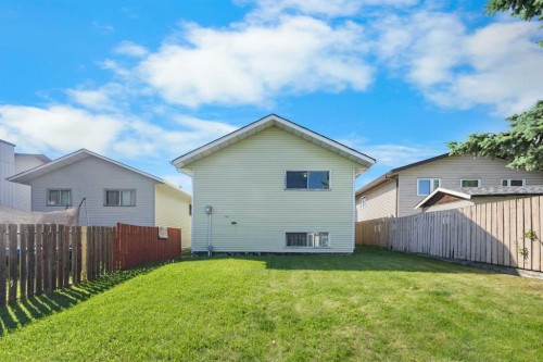 28 Sandstone Hill Nw, Calgary, AB 