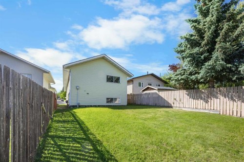 28 Sandstone Hill Nw, Calgary, AB 