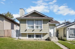 28 Sandstone Hill NW Calgary, AB T3K 2W7
