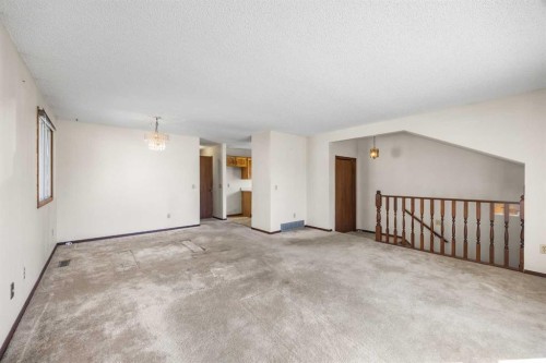 28 Sandstone Hill Nw, Calgary, AB 
