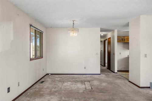 28 Sandstone Hill Nw, Calgary, AB 