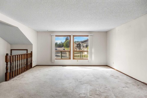 28 Sandstone Hill Nw, Calgary, AB 