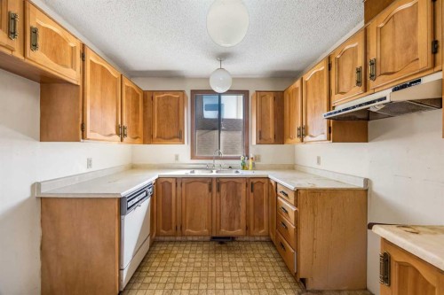 28 Sandstone Hill Nw, Calgary, AB 