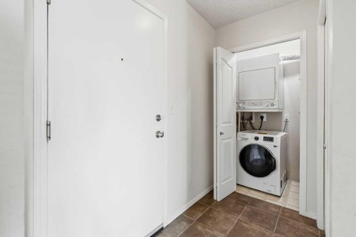 1008-1111 6 Avenue Sw, Calgary, AB - Indoor Photo Showing Laundry Room