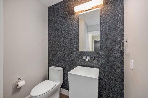3903-1122 3 Street Se, Calgary, AB - Indoor Photo Showing Bathroom