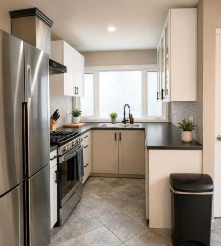 618 11 Avenue Ne, Calgary, AB - Indoor Photo Showing Kitchen With Stainless Steel Kitchen