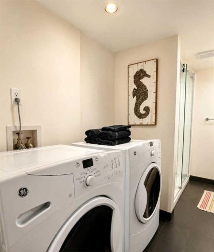 618 11 Avenue Ne, Calgary, AB - Indoor Photo Showing Laundry Room