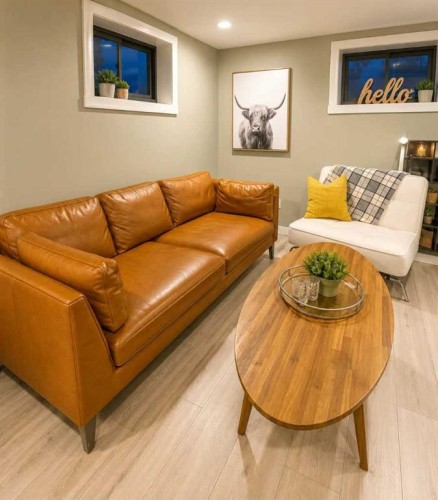 618 11 Avenue Ne, Calgary, AB - Indoor Photo Showing Living Room
