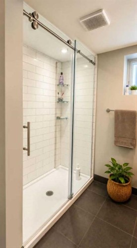618 11 Avenue Ne, Calgary, AB - Indoor Photo Showing Bathroom