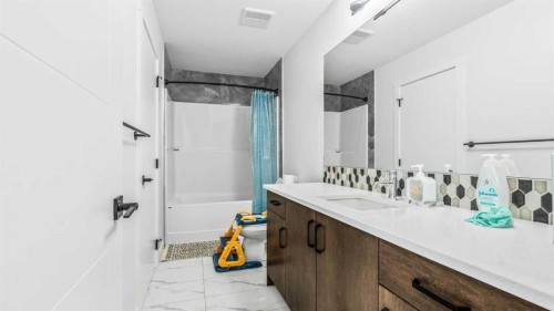18 Clearwater Lane, Chestermere, AB 
