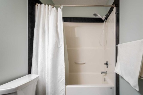 1310 Auburn Bay Square Se, Calgary, AB - Indoor Photo Showing Bathroom