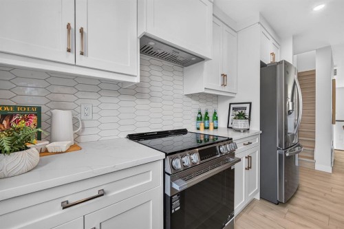 2020 12 Avenue Sw, Calgary, AB - Indoor Photo Showing Kitchen With Upgraded Kitchen