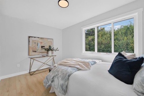 2020 12 Avenue Sw, Calgary, AB - Indoor Photo Showing Bedroom