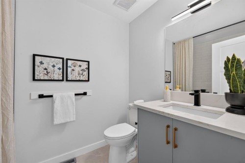 2020 12 Avenue Sw, Calgary, AB - Indoor Photo Showing Bathroom