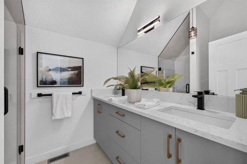2020 12 Avenue Sw, Calgary, AB - Indoor Photo Showing Bathroom