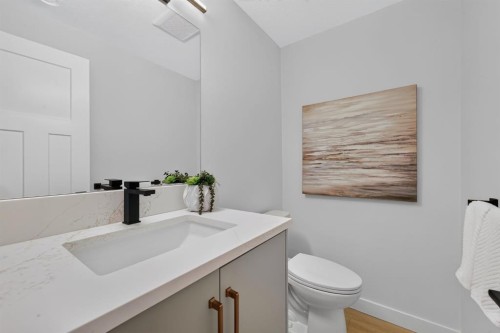 2020 12 Avenue Sw, Calgary, AB - Indoor Photo Showing Bathroom