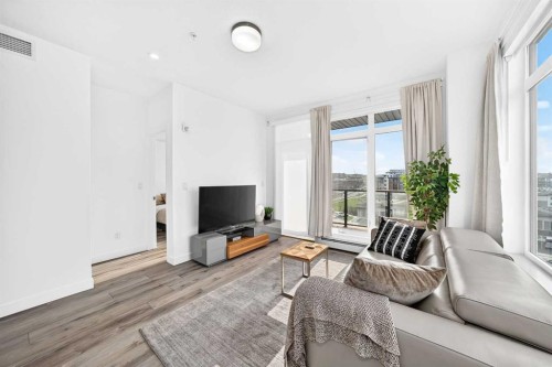 316-205 Spring Creek Common Sw, Calgary, AB - Indoor Photo Showing Living Room