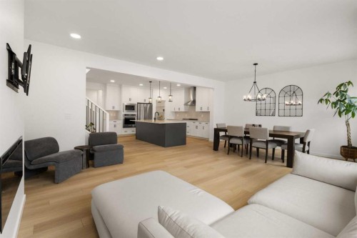 50 Royston Terrace Nw, Calgary, AB - Indoor Photo Showing Living Room