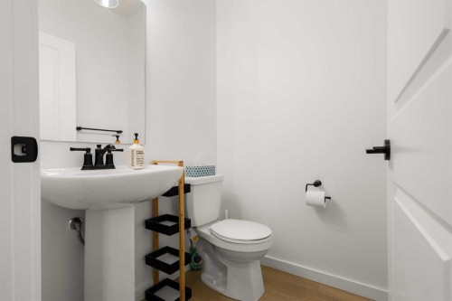 50 Royston Terrace Nw, Calgary, AB - Indoor Photo Showing Bathroom