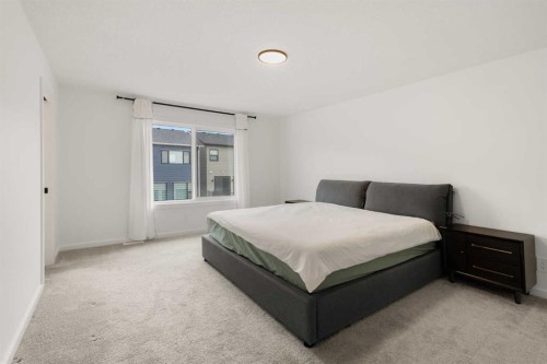 50 Royston Terrace Nw, Calgary, AB - Indoor Photo Showing Bedroom