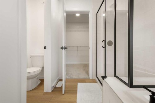 50 Royston Terrace Nw, Calgary, AB - Indoor Photo Showing Bathroom