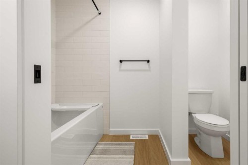 50 Royston Terrace Nw, Calgary, AB - Indoor Photo Showing Bathroom