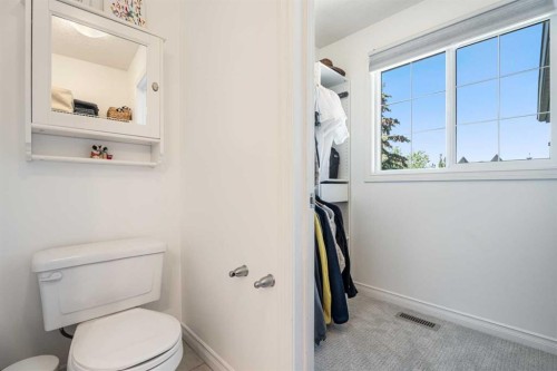 7 Crystal Green Way, Okotoks, AB - Indoor Photo Showing Bathroom