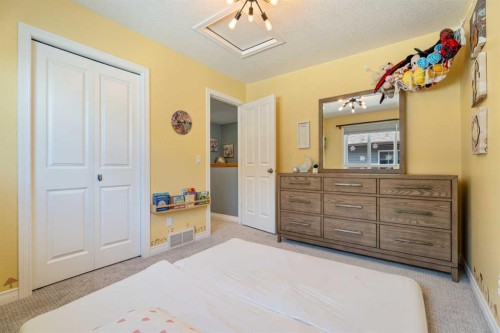 7 Crystal Green Way, Okotoks, AB - Indoor Photo Showing Bedroom