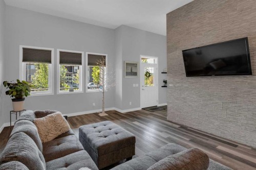 317 Sundown Road South, Cochrane, AB - Indoor Photo Showing Living Room