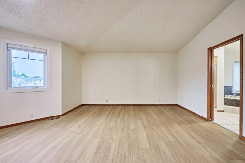 7 Suncastle Crescent Se, Calgary, AB - Indoor Photo Showing Other Room