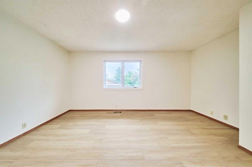 7 Suncastle Crescent Se, Calgary, AB - Indoor Photo Showing Other Room