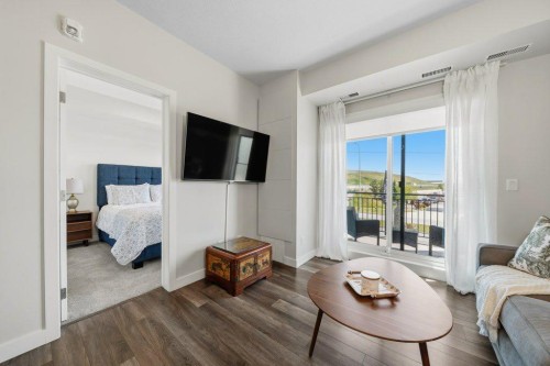 224-255 Les Jardins Park Se, Calgary, AB - Indoor Photo Showing Living Room