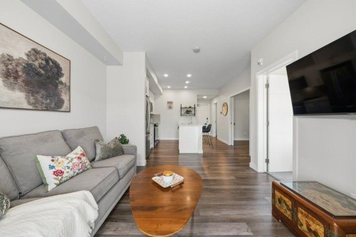 224-255 Les Jardins Park Se, Calgary, AB - Indoor Photo Showing Living Room