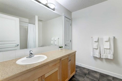 1222-211 Aspen Stone Boulevard Sw, Calgary, AB - Indoor Photo Showing Bathroom