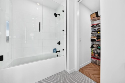 701-8445 Broadcast Avenue Sw, Calgary, AB - Indoor Photo Showing Bathroom