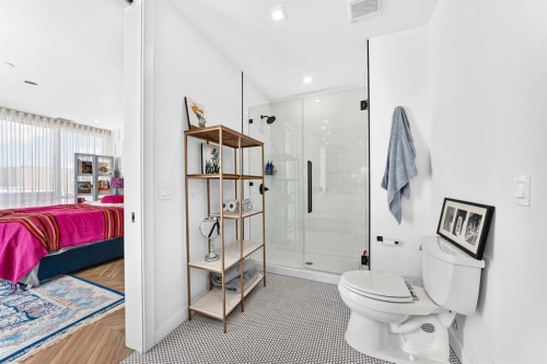 701-8445 Broadcast Avenue Sw, Calgary, AB - Indoor Photo Showing Bathroom