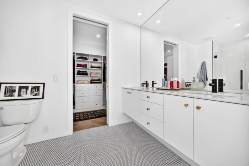 701-8445 Broadcast Avenue Sw, Calgary, AB - Indoor Photo Showing Bathroom