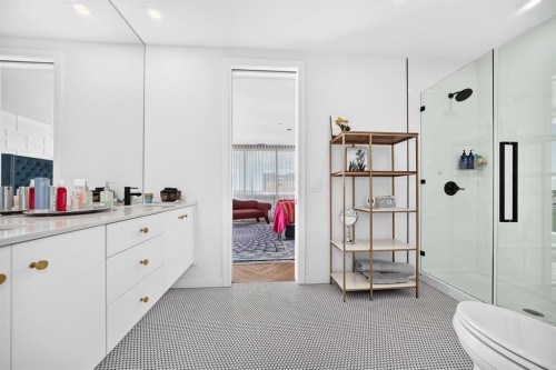 701-8445 Broadcast Avenue Sw, Calgary, AB - Indoor Photo Showing Bathroom