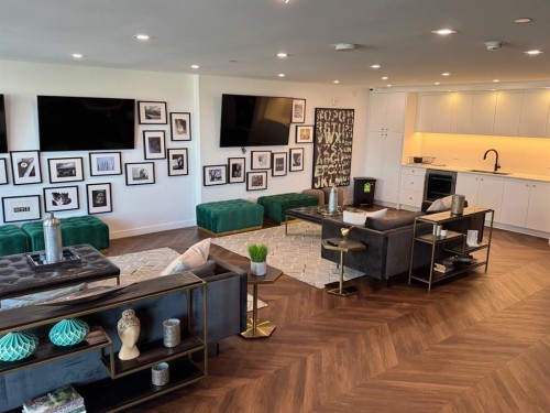 701-8445 Broadcast Avenue Sw, Calgary, AB - Indoor
