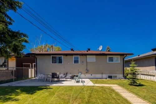 2024 43 Street Se, Calgary, AB - Outdoor