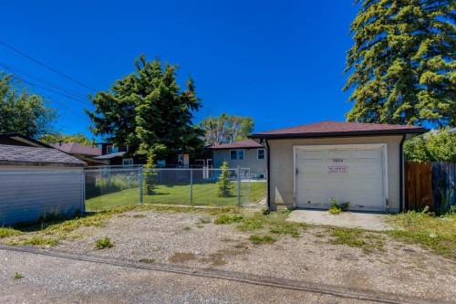 2024 43 Street Se, Calgary, AB - Outdoor