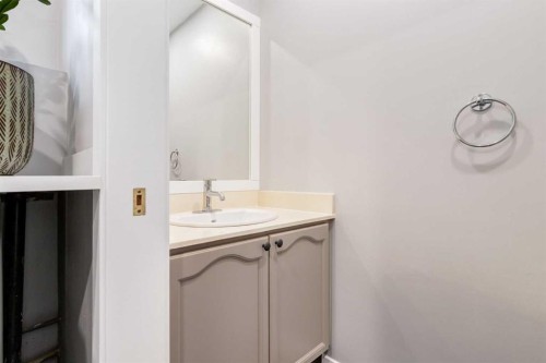 88 Coachway Gardens Sw, Calgary, AB 
