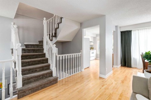 88 Coachway Gardens Sw, Calgary, AB 