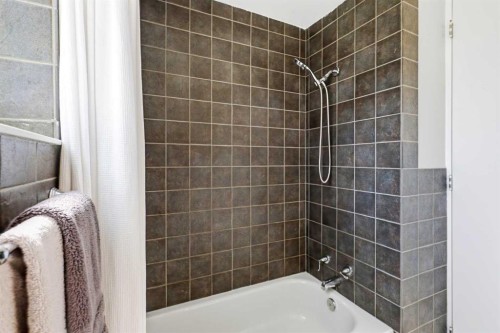 2516 63 Avenue Sw, Calgary, AB 