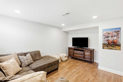 2516 63 Avenue Sw, Calgary, AB 