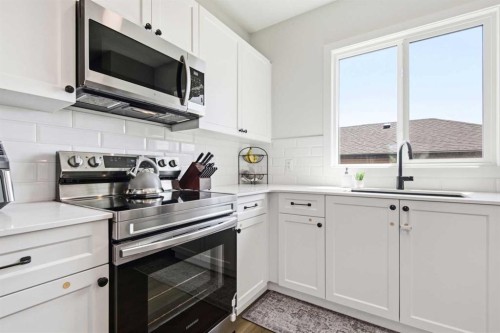 23 Sienna Boulevard, Fort Saskatchewan, AB - Indoor Photo Showing Kitchen With Upgraded Kitchen
