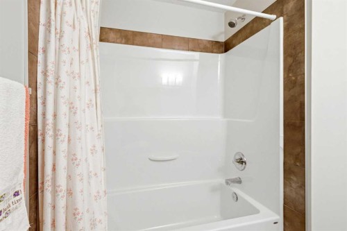 43-300 Marina Drive, Chestermere, AB - Indoor Photo Showing Bathroom