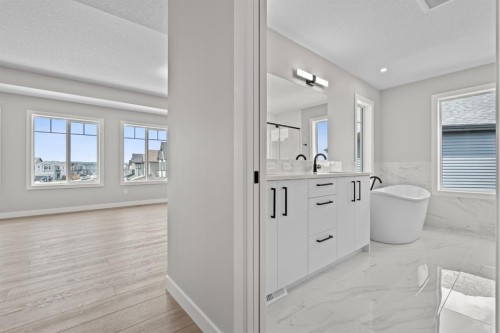 129 Walgrove Bay Se, Calgary, AB - Indoor Photo Showing Bathroom