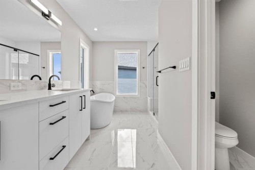 129 Walgrove Bay Se, Calgary, AB - Indoor Photo Showing Bathroom